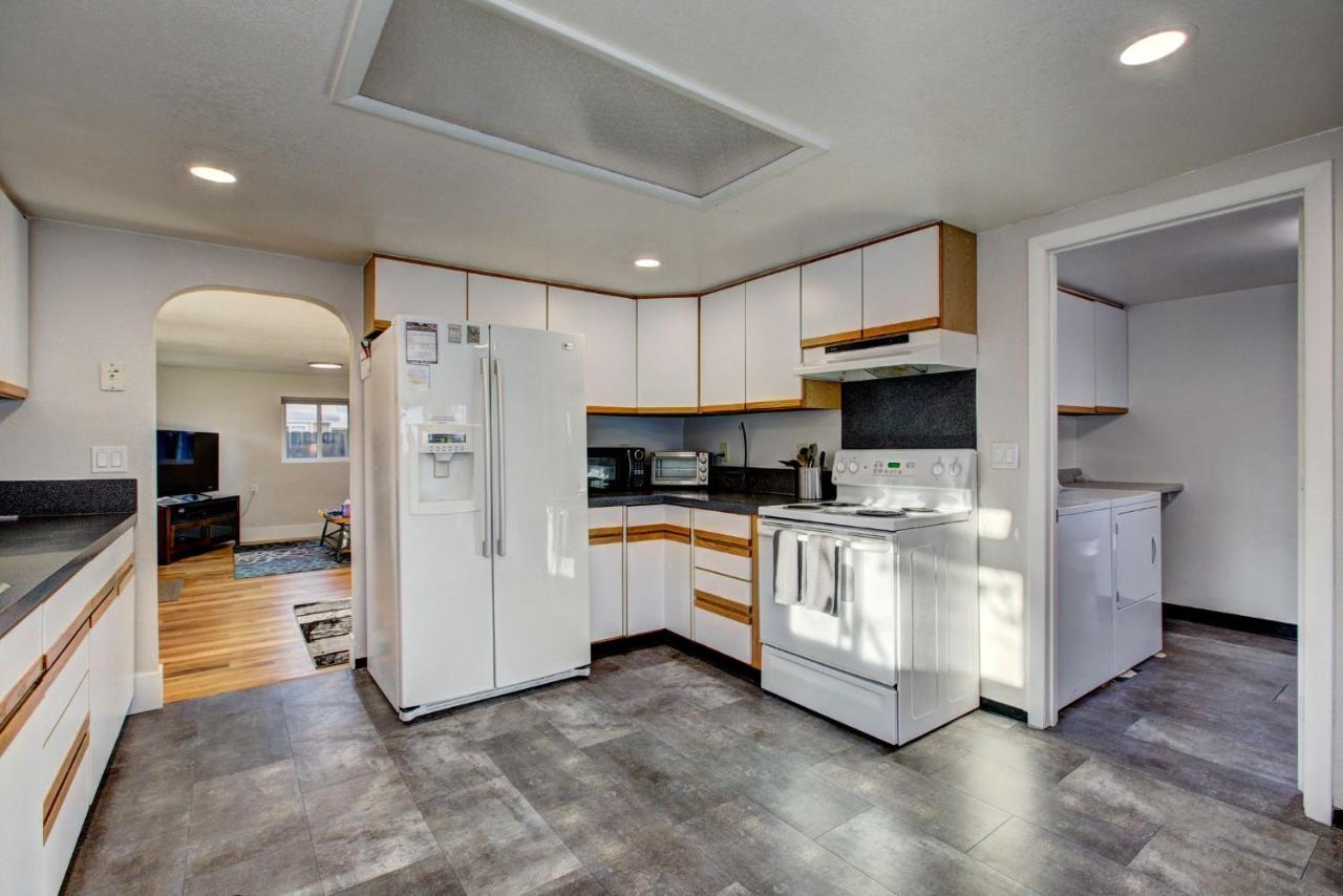 Little Blue Bungalow On Boise'S Bench, Pet Friendly, Fully Fenced Yard With Doggie Door! 2 Miles From Bsu, 5 Minutes From Downtown Boise, Desk And Workstation For Remote Workers, 2 Tv'S Large Walk-In Closet, Good For Mid-Term Stays المظهر الخارجي الصورة