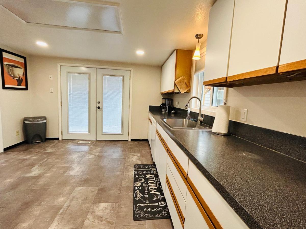 Little Blue Bungalow On Boise'S Bench, Pet Friendly, Fully Fenced Yard With Doggie Door! 2 Miles From Bsu, 5 Minutes From Downtown Boise, Desk And Workstation For Remote Workers, 2 Tv'S Large Walk-In Closet, Good For Mid-Term Stays المظهر الخارجي الصورة