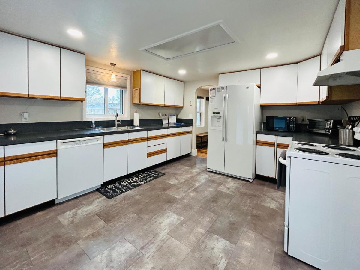 Little Blue Bungalow On Boise'S Bench, Pet Friendly, Fully Fenced Yard With Doggie Door! 2 Miles From Bsu, 5 Minutes From Downtown Boise, Desk And Workstation For Remote Workers, 2 Tv'S Large Walk-In Closet, Good For Mid-Term Stays المظهر الخارجي الصورة