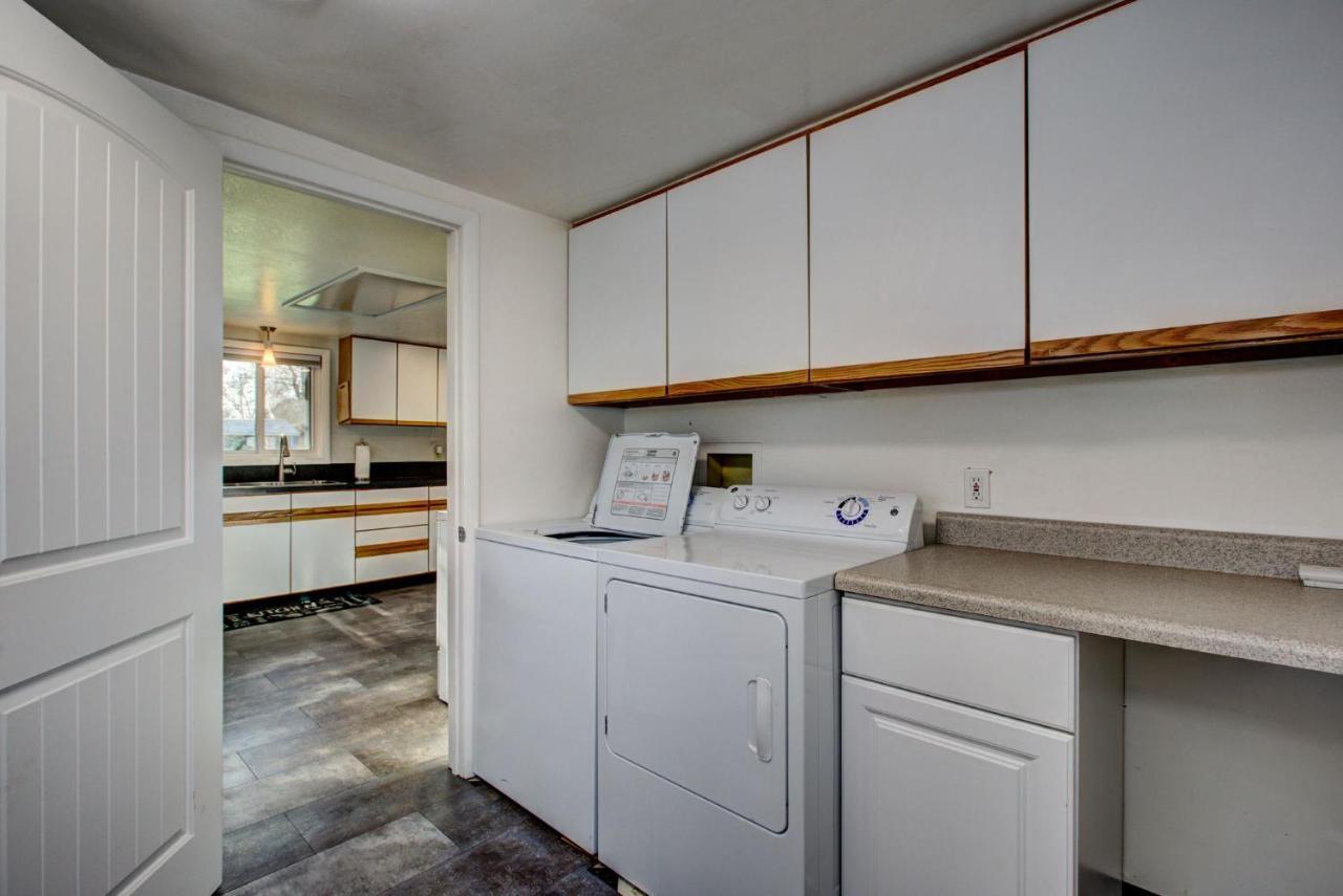 Little Blue Bungalow On Boise'S Bench, Pet Friendly, Fully Fenced Yard With Doggie Door! 2 Miles From Bsu, 5 Minutes From Downtown Boise, Desk And Workstation For Remote Workers, 2 Tv'S Large Walk-In Closet, Good For Mid-Term Stays المظهر الخارجي الصورة
