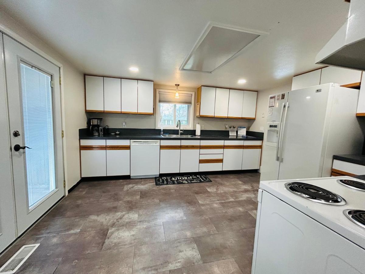 Little Blue Bungalow On Boise'S Bench, Pet Friendly, Fully Fenced Yard With Doggie Door! 2 Miles From Bsu, 5 Minutes From Downtown Boise, Desk And Workstation For Remote Workers, 2 Tv'S Large Walk-In Closet, Good For Mid-Term Stays المظهر الخارجي الصورة
